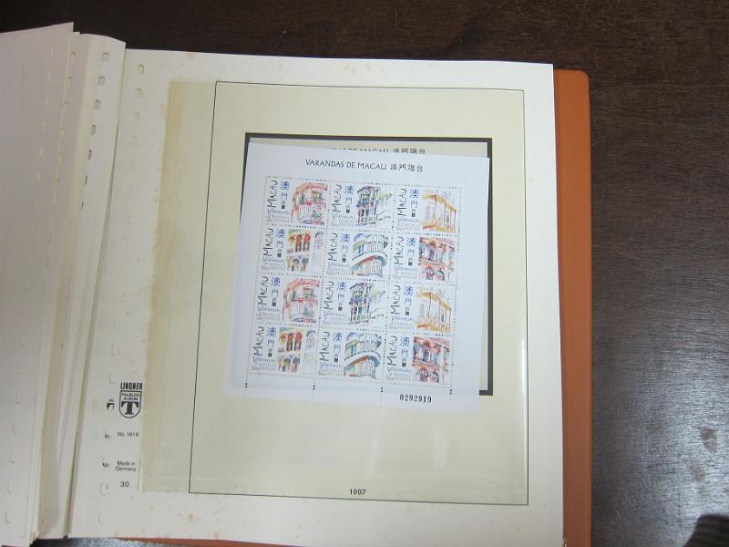 0263 (156).jpg -     Lote:    263      Colecção Especializada - Macau      Lotes Especiais       Descrição:      Macau   &mdash; Colecção montada em 3 álbuns quase completa do correio ordinário (faltam 13 selos) desde AF1 até AF1038 (1884/1999), sem correio aéreo, etiquetas, porteado, imposto postal e não emitidos. A colecção é composta por selos novos e usados indiferenciadamente, com séries mistas (novo/usado). Contém todos os blocos novos sem sinal de charneira incluindo 12 blocos Amizade Luso-Chinesa e 12 blocos Macau 1999 (CE BLC 1/76). Contém também as 50 folhas miniaturas novas sem sinal de charneira (FM 1/50). Valor total de catálogo Afinsa 2015 = &euro; 15.058,00, repartido por selos &euro; 12.382,00 + blocos &euro; 1.909,00 + Folhas Miniaturas &euro; 2.767,00. Duas folhas miniaturas com ligeiros pontos de óxido. Lote a ver.        Lote       Valor Base:     &euro; 5000,00     Valor Venda:     &euro;      